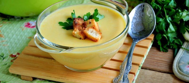 Zucchini soup puree for a drinking diet