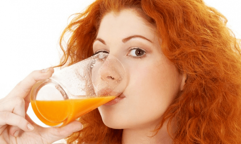 girl drinks fruit juice on a drinking diet